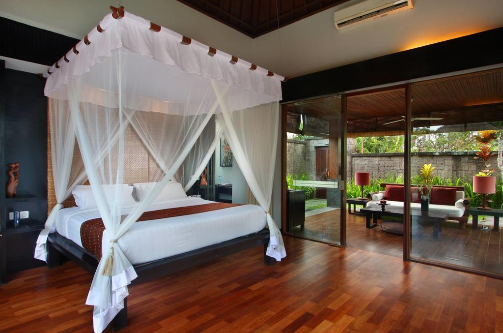 Villa con acceso a la piscina de tipo laguna
